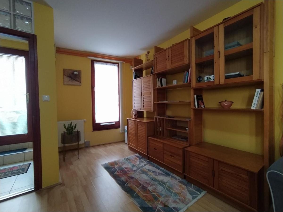 Appartement Keltaur Studio Apartman With Garage à Pécs Extérieur photo