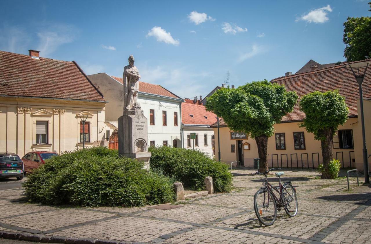 Appartement Keltaur Studio Apartman With Garage à Pécs Extérieur photo